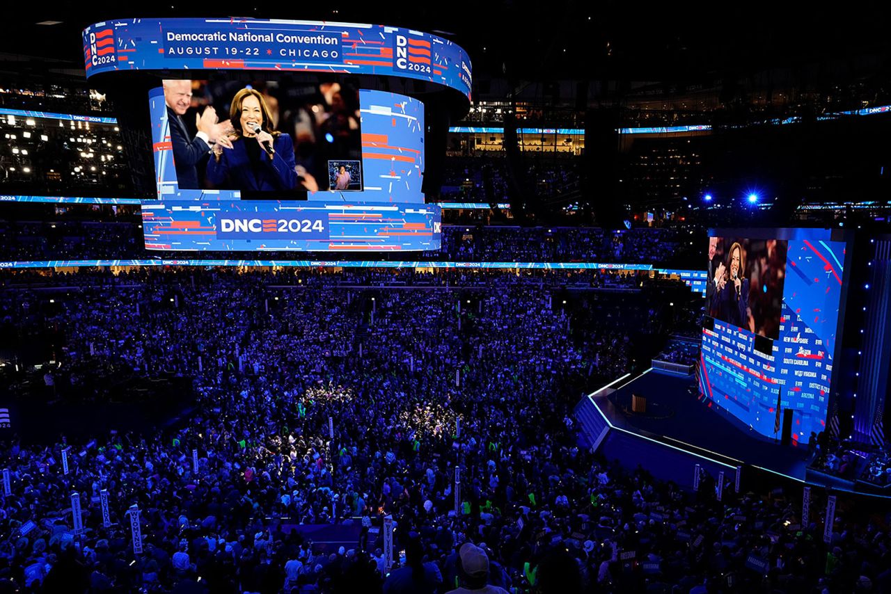 La vicepresidenta candidata presidencial demócrata, Kamala Harris, es vista en un monitor de video después de pasar lista durante la Convención Nacional Demócrata el martes 20 de agosto en Chicago. (Morry Gash/AP)