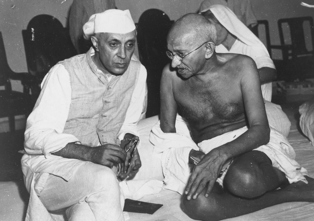 Indian statesmen Mahatma Gandhi and Jawaharlal Nehru chat at the All-India Congress committee meeting in Mumbai on July 6, 1946.