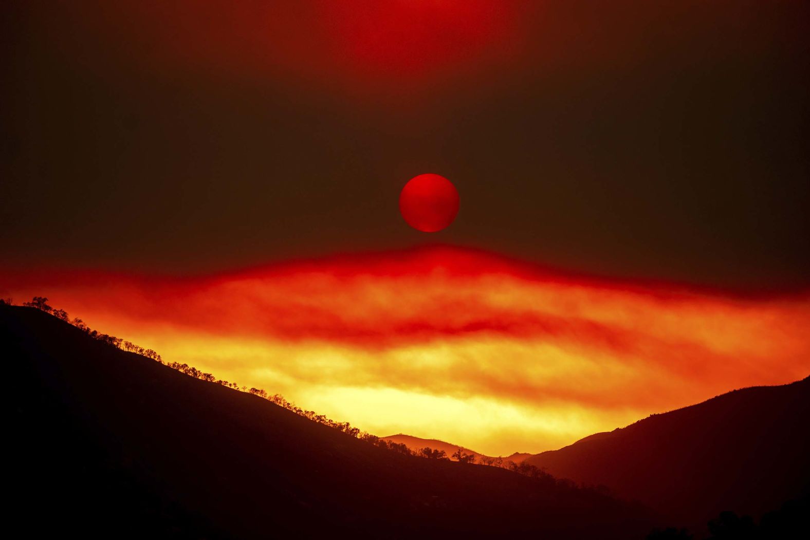 Smoke from the <a href="index.php?page=&url=https%3A%2F%2Fwww.cnn.com%2F2025%2F08%2F05%2Fus%2Fvideo%2Fgifford-wildfire-california-digvid">Gifford Fire</a> fills the sky as the sun sets over Los Padres National Forest in California, on Monday, August 4.