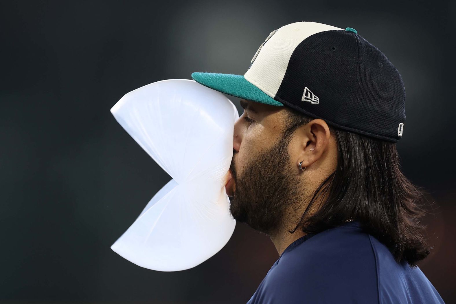The Seattle Mariners’ Eugenio Suárez enjoys some bubble gum as he attends batting practice on Friday, October 10.