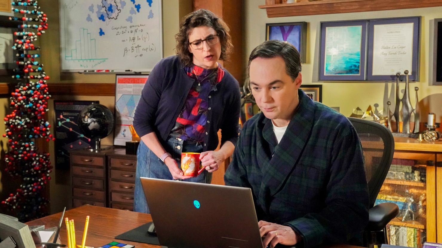 Mayim Bialik and Jim Parsons reprised their "Big Bang Theory" roles in the "Young Sheldon" series finale.