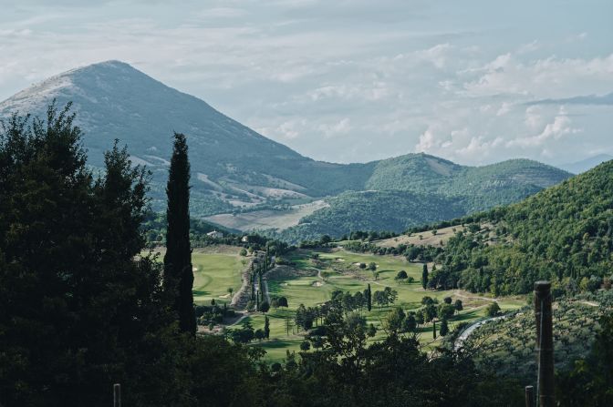 Antognolla director of golf César Burguière hopes Italy’s successful hosting of the 2023 Ryder Cup in Rome can help the country rival Spain and Portugal as a golf destination among tourists. “I think it has shown people that Italy has absolutely great courses,” he told CNN.