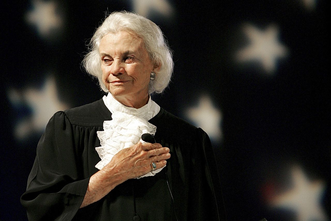 Sandra Day O'Connor pledges allegiance to the flag during a hearing in Gilbert, Arizona, on September 17, 2005.