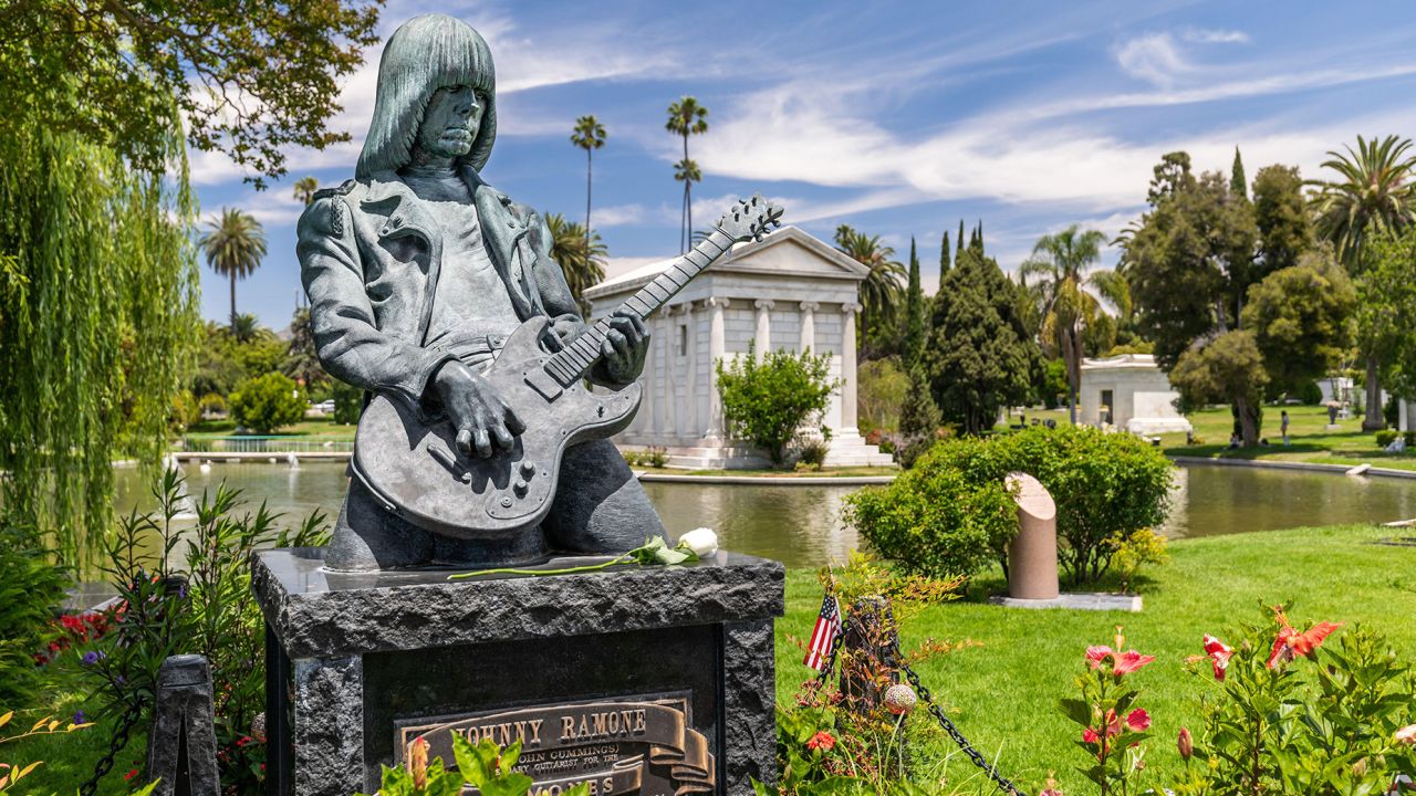 Johnny Ramone sírköve őrzi emlékét a Los Angeles-i Hollywood Forever temetőben, ahol több tucat csillag van eltemetve.