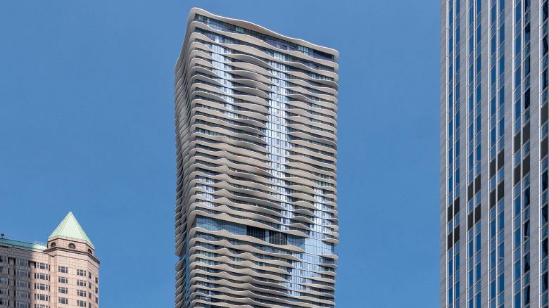 2E1GB11 Exterior view of the 82 storey, 876 feet high Aqua Tower in Chicago, Illinois, USA.