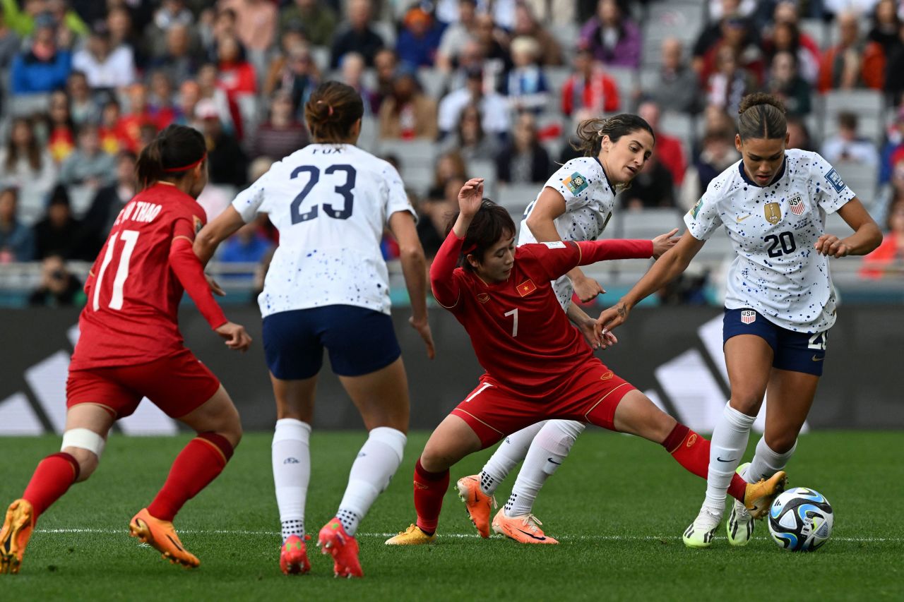 Vietnam's Thi Tuyet Dung Nguyen fights for the ball with USA's Trinity Rodman.