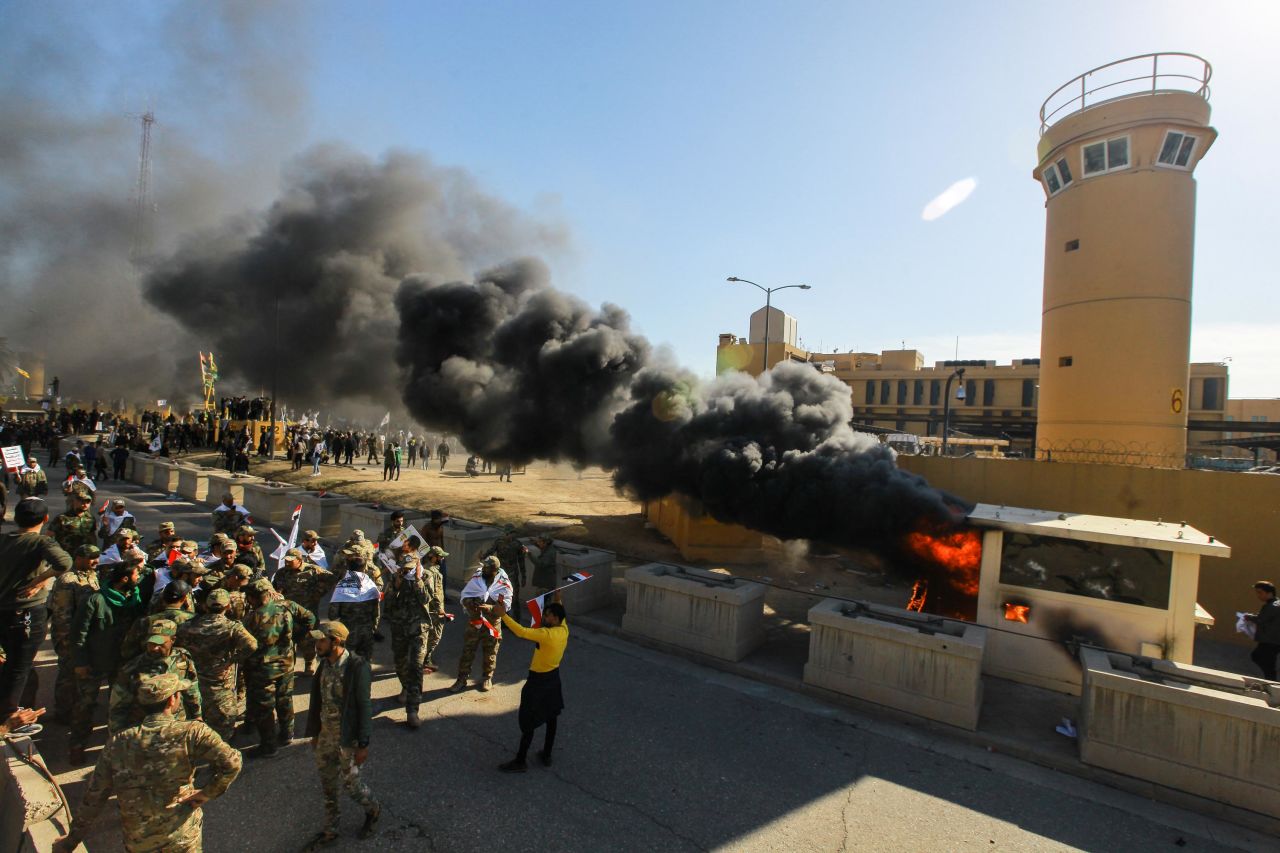 Protesters set a sentry box ablaze in front of the US embassy building in the Iraqi capital, Baghdad. Photo: Ameer Al Mohmmedaw/picture alliance via Getty Images