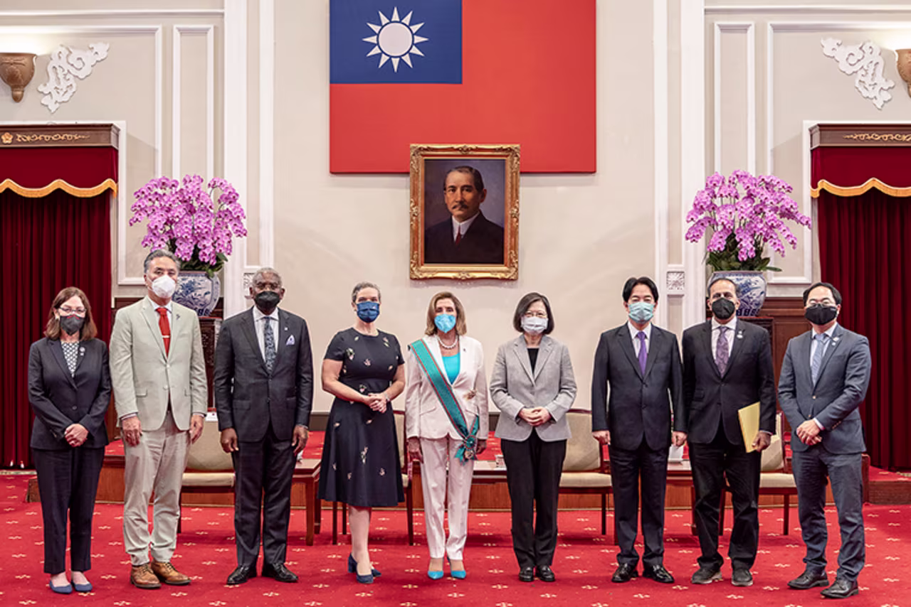 US House Speaker Nancy Pelosi and Taiwanese President Tsai Ing-wen gathered with members of their respective delegations for a group photo in the presidential office.