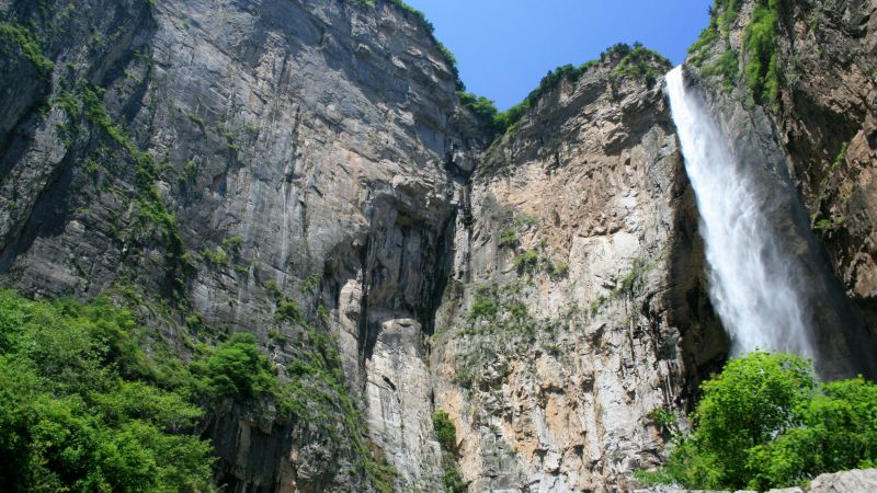 Известен водопад в Китай привлече още повече внимание от обикновено – след