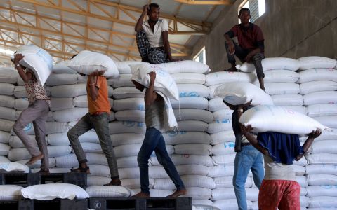 Des travailleurs déchargent des sacs de céréales envoyés d'Ukraine à l'entrepôt du Programme alimentaire mondial dans la ville d'Adama, en Éthiopie, le 8 septembre.