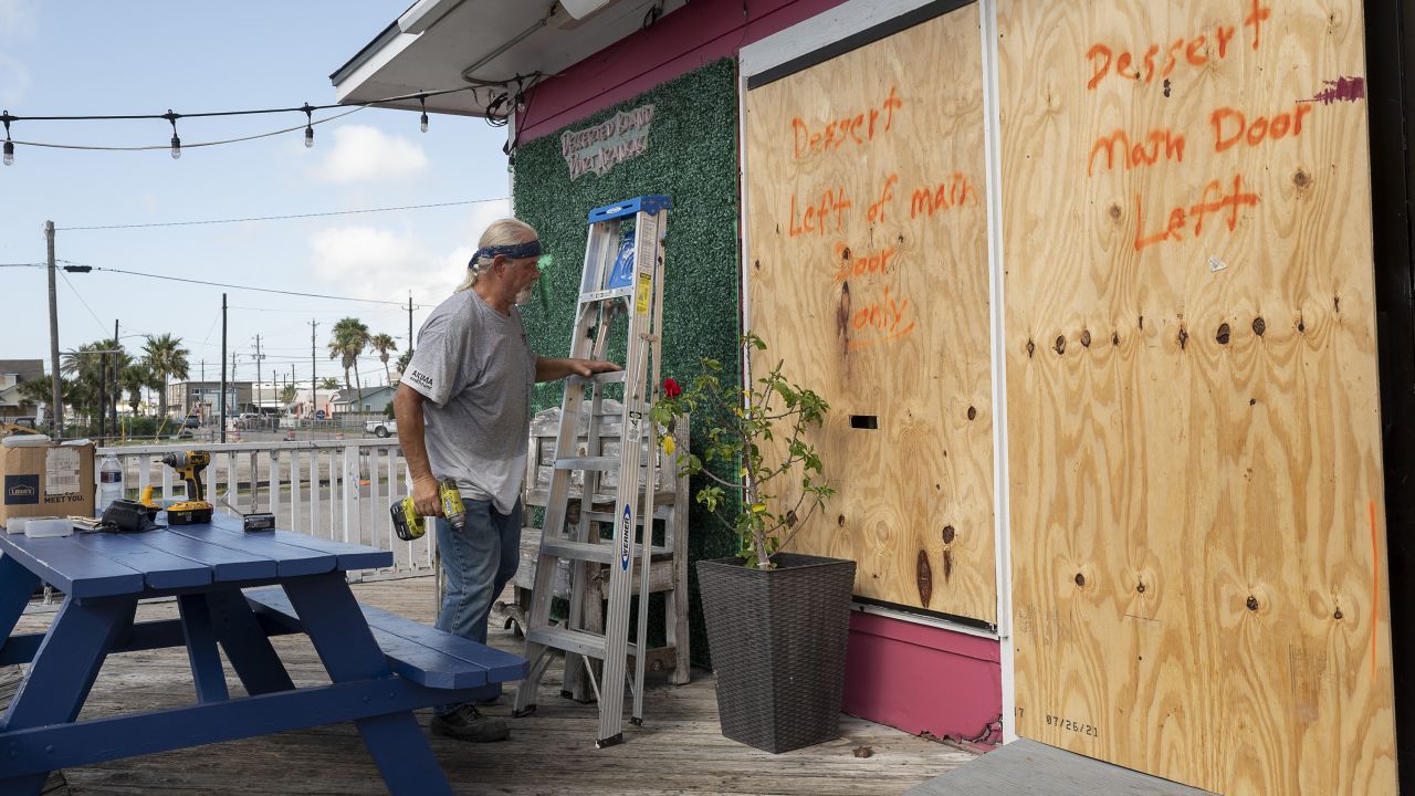 ACTUALIZACIONES EN VIVO: La tormenta tropical Beryl se acerca a Texas después de dividir a México