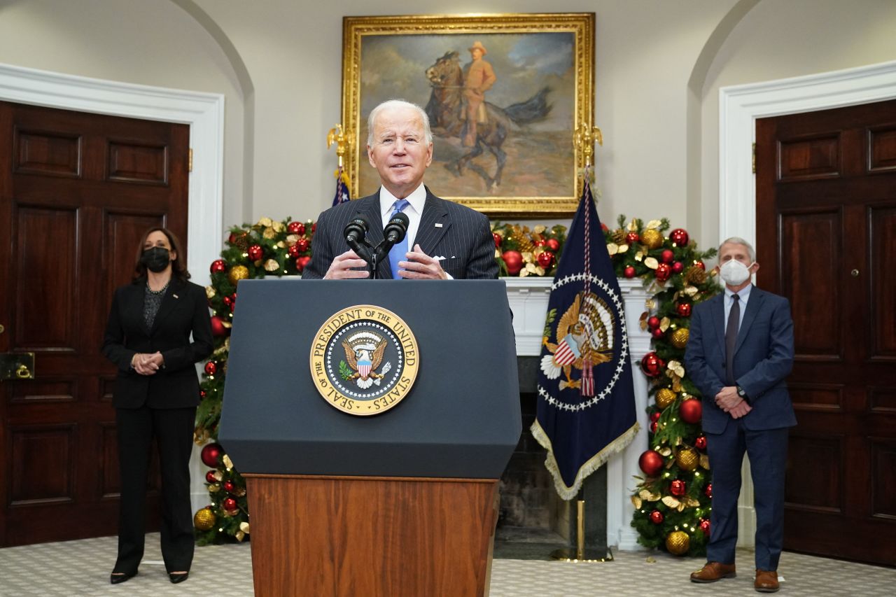 US President Joe Biden, flanked by Vice President Kamala Harris (L) and Dr. Anothony Fauci, delivers remarks to provide an update on the Omicron variant in the Roosevelt Room of the White House in Washington, DC on November 29, 2021.