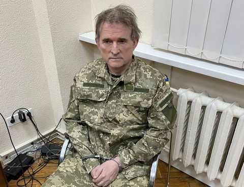 De voortvluchtige oligarch Viktor Medvedchuk zit in een stoel met zijn handen geboeid nadat op 12 april een speciale operatie werd uitgevoerd door de veiligheidsdienst van Oekraïne.