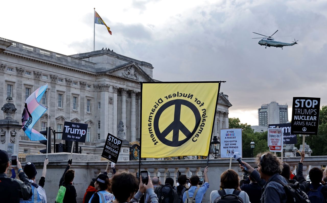 The Marine One helicopter carrying President Trump and first lady Melania Trump flies over Buckingham Palace as it prepares to land ahead of a State Banquet.