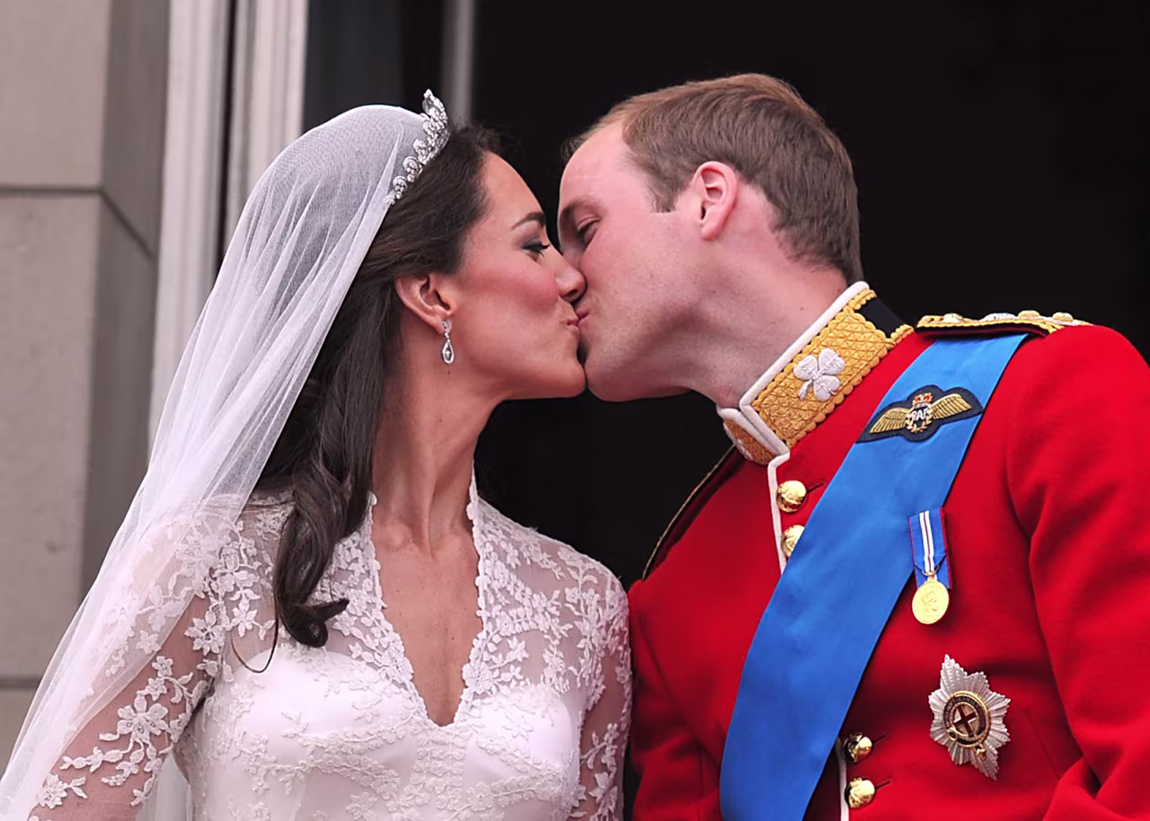 Prince William, Duke of Cambridge and Catherine, Duchess of Cambridge kiss on the balcony at Buckingham Palace during the Royal Wedding on April 29, 2011 in London, England. 