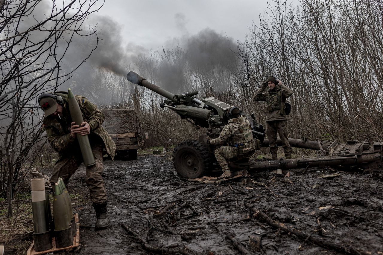 Ukrainian soldiers fire artillery in the direction of Bakhmut on April 3. 