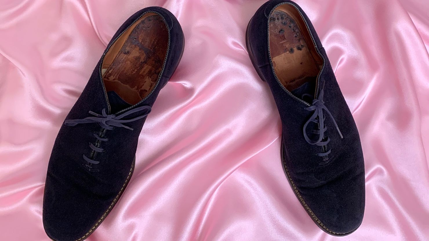 Elvis Presley's actual blue suede shoes sell for $150,000 in auction | CNN