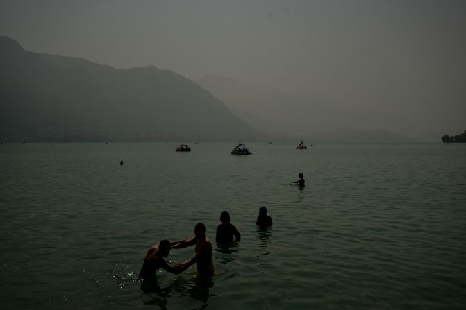 France’s Lake Annecy is covered in a thick mist on Wednesday, June 11, after heavy smoke from Canada’s wildfires reached the country. <a  target="_top" href="/newspapers?url=https://www.cnn.com/2025/06/05/world/gallery/photos-this-week-may-29-june-5">See last week in 37 photos</a>.
