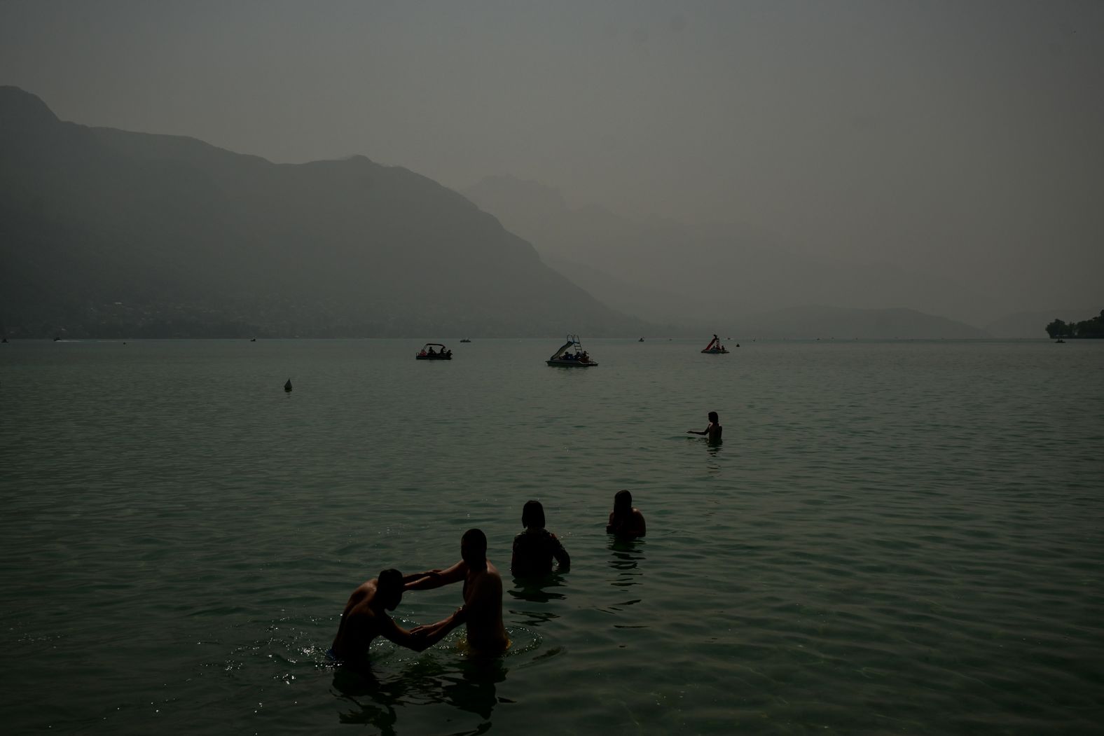 France’s Lake Annecy is covered in a thick mist on Wednesday, June 11, after heavy smoke from Canada’s wildfires reached the country. <a href="index.php?page=&url=https%3A%2F%2Fwww.cnn.com%2F2025%2F06%2F05%2Fworld%2Fgallery%2Fphotos-this-week-may-29-june-5">See last week in 37 photos</a>.