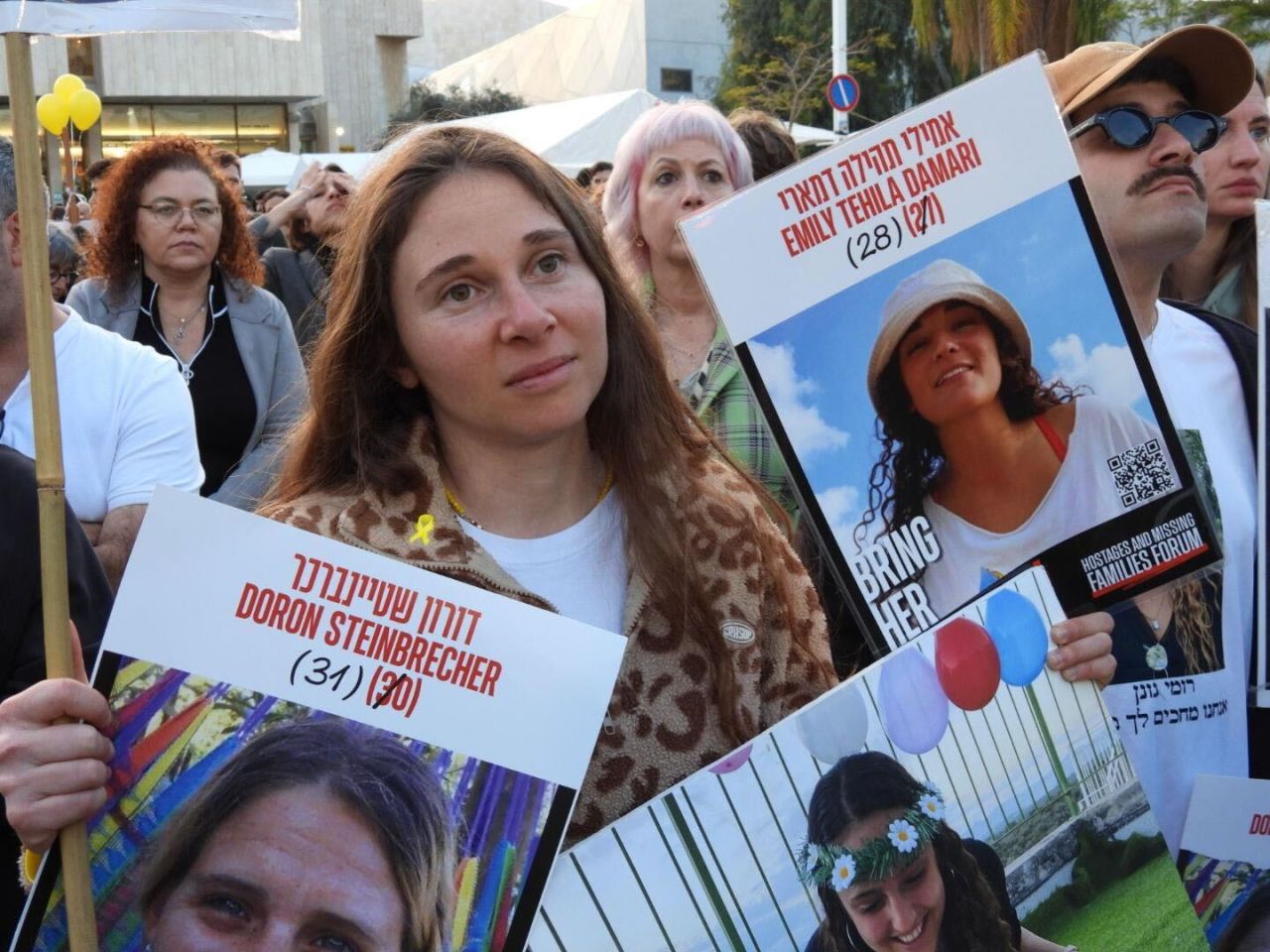 İsrailliler, Pazar günü İsrail'in Tel Aviv kentindeki Rehineler Meydanı'nda kutlama yapıyor.