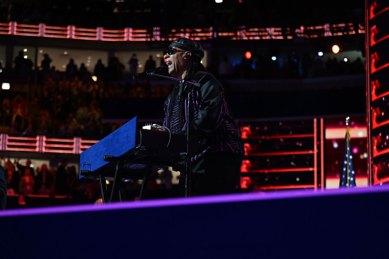 Stevie Wonder en el escenario durante su actuación. (Rebeca Wright/CNN)