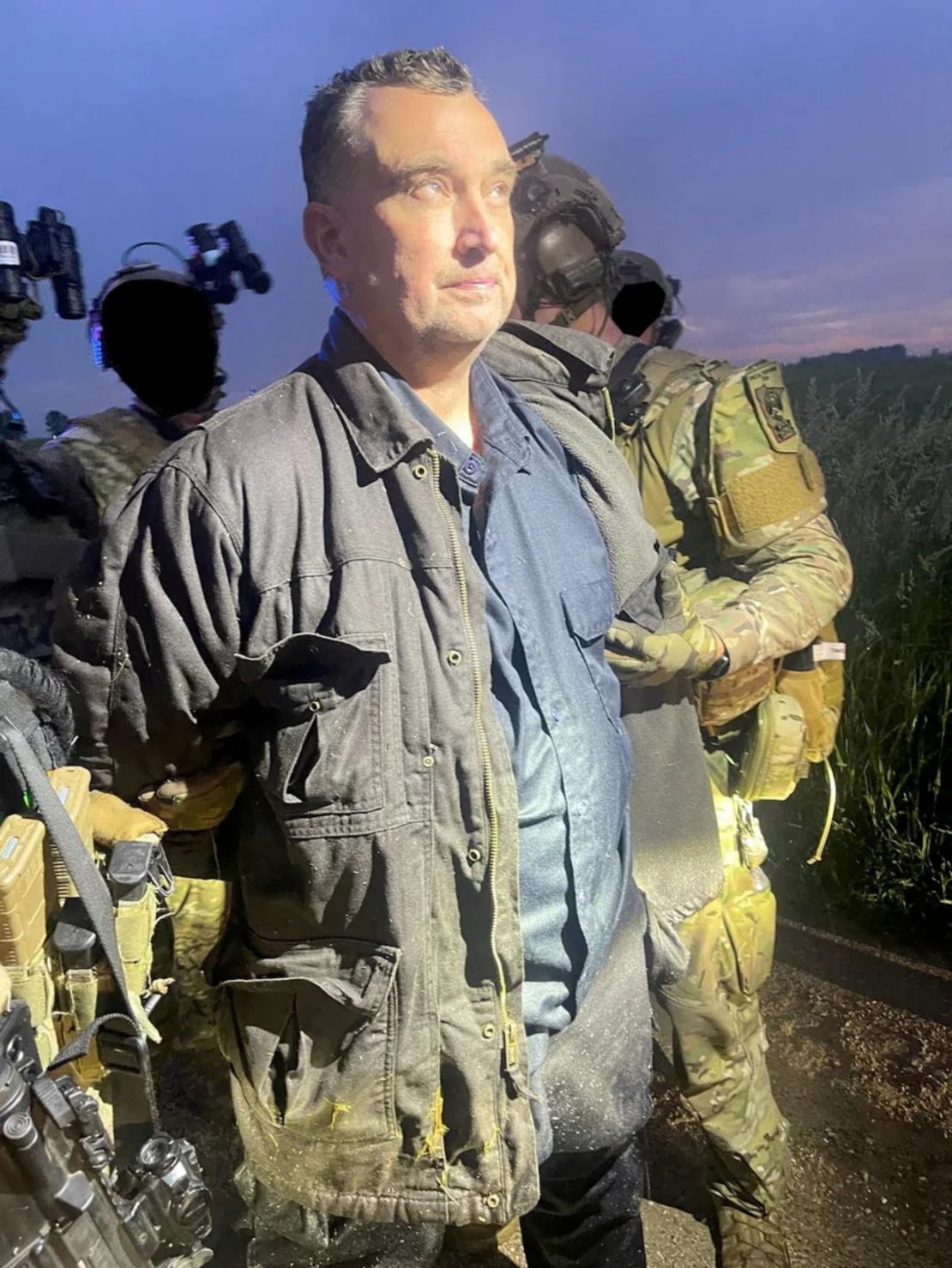 Una foto difundida el domingo por la Oficina del Sheriff del condado de Ramsey muestra a Vance Luther Boelter bajo custodia en un lugar no identificado.
