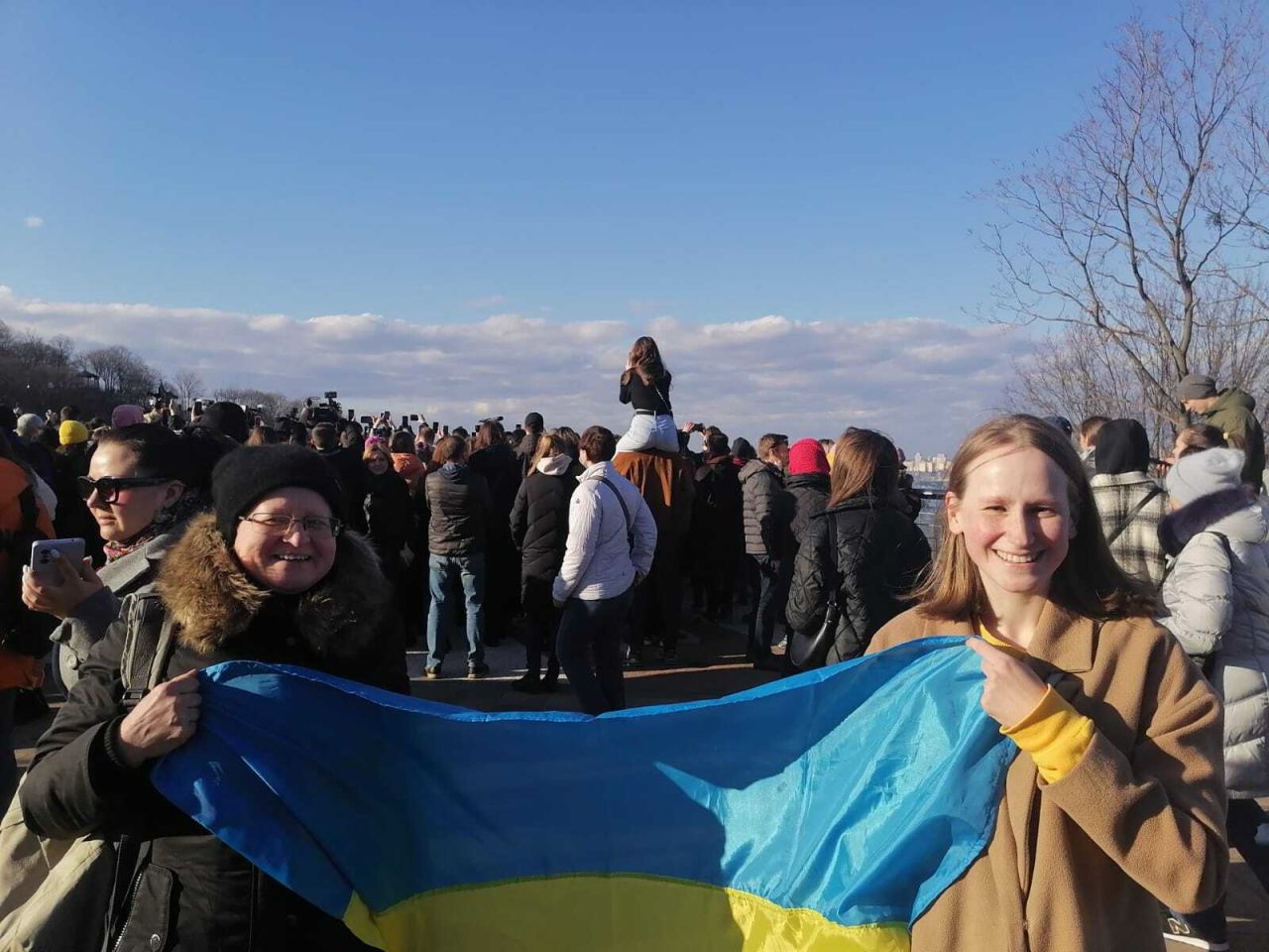 Liubov Illienko and her daughter Zhenia Tuholukova came to the concert with a large Ukrainian flag.