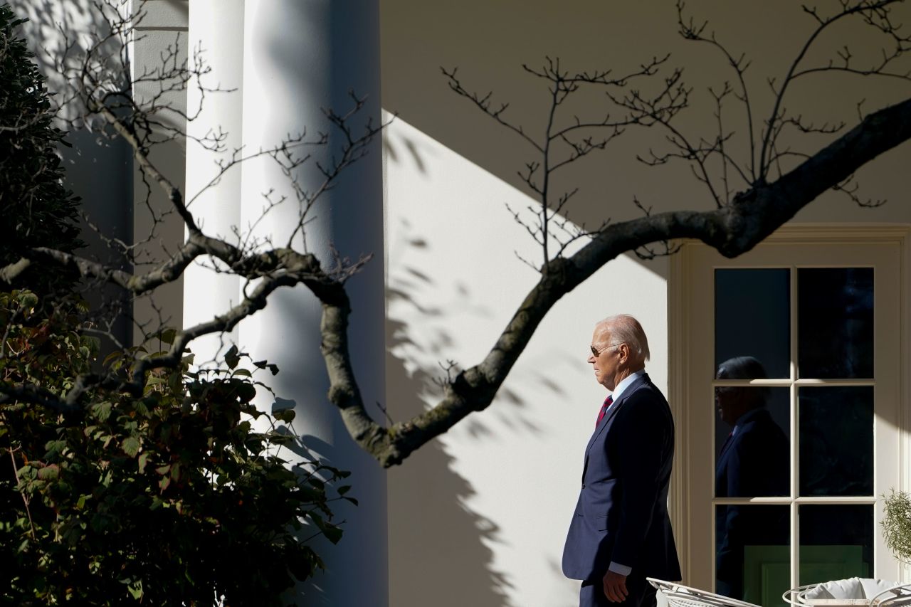 El presidente Joe Biden sale de la Oficina Oval y se dirige al jardín sur de la Casa Blanca en Washington el 14 de noviembre de 2023. (Susan Walsh/AP)