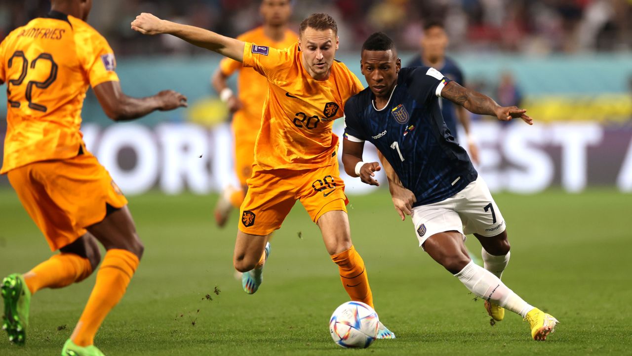 The Netherlands' Teun Koopmeiners, center, battles for the ball with Ecuador's Pervis Estupinan.