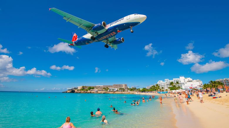 3CNTG55 JetBlue Airways Airbus 320 flying over Maho Beach before landing on Princess Juliana International Airport SXM on Sint Maarten, Dutch Caribbean.