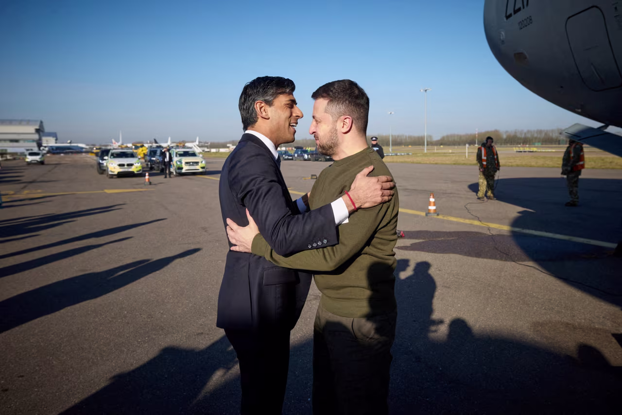 British Prime Minister Rishi Sunak welcomes Ukrainian President Volodymyr Zelensky after his arrival in England, on February 8.
