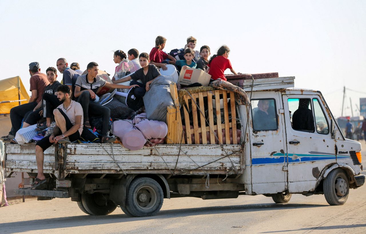 Palestinians flee Rafah on June 7.