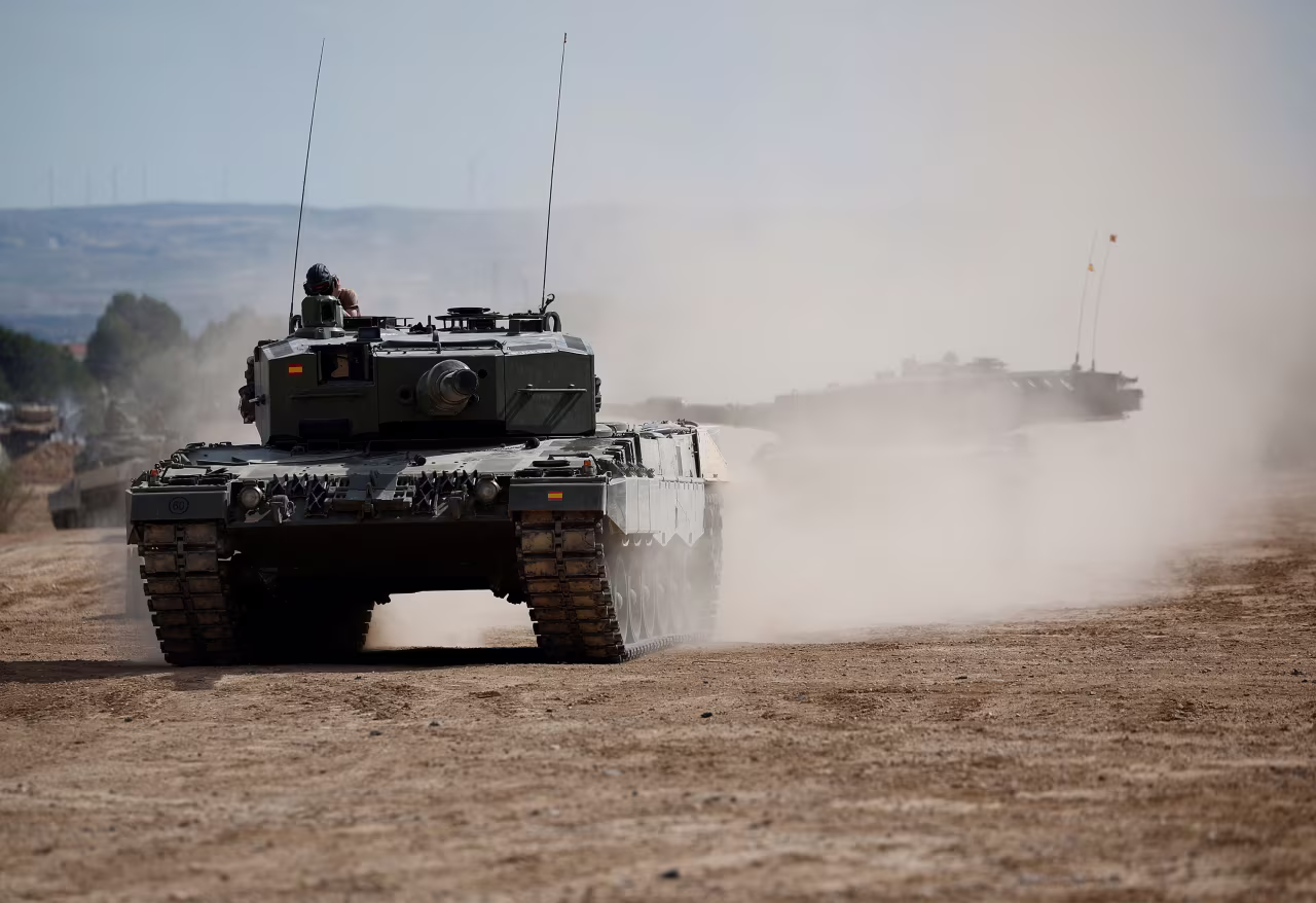 Members of the Spanish Armed Forces train Ukrainian military personnel on the operation of Leopard battle tanks March 13 in Zaragoza, Spain. 