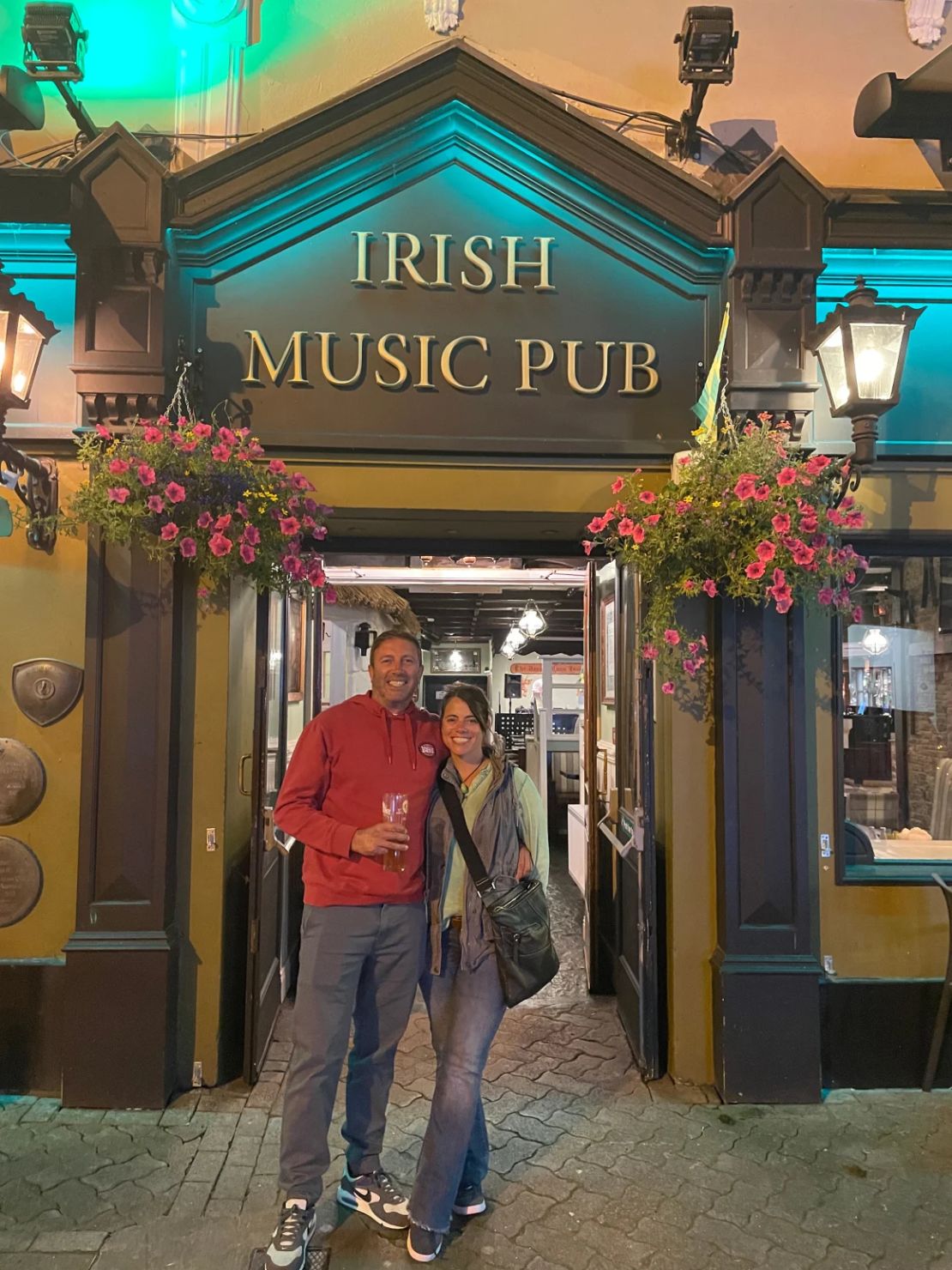 Dirk y Kerri se reencontraron en Irlanda en 2019. No se habían visto en más de 17 años, pero reencontrarse se sintió "como estar en casa", dice Kerri.