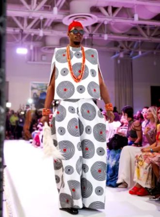 "¡Oba gha tokpere!" (que significa "¡Larga vida al rey!") en la pasarela de la Semana de la Moda de Filadelfia.