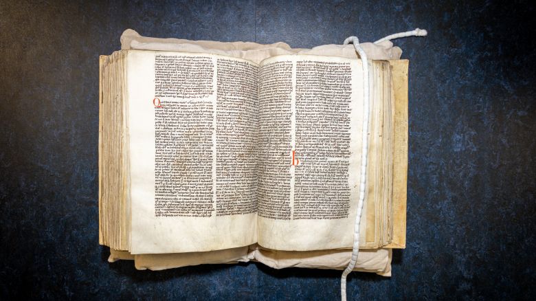 Peterhouse MS 255, a Peterhouse Cambridge collection of medieval sermons, is open at the mention of the Song of Wade.