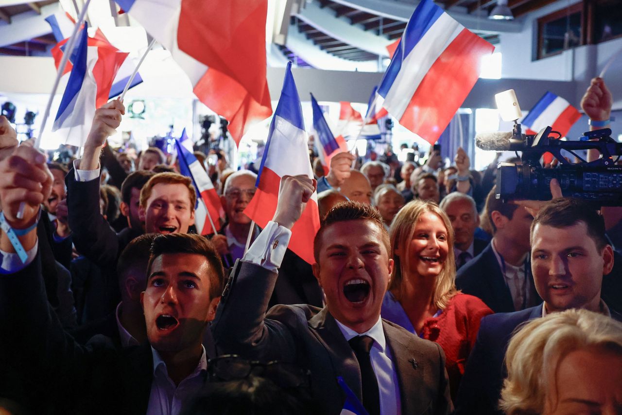 Fransız aşırı sağcı Ulusal Ralli partisinin destekçileri, 9 Haziran'daki Avrupa Parlamentosu seçimleri sırasında sandıkların kapanmasının ardından Paris'te tepki gösterdi.