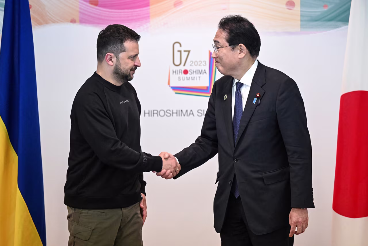 Ukrainian President Volodymyr Zelensky and Japanese Prime Minister Fumio Kishida meet in Hiroshima, Japan, on May 21. 
