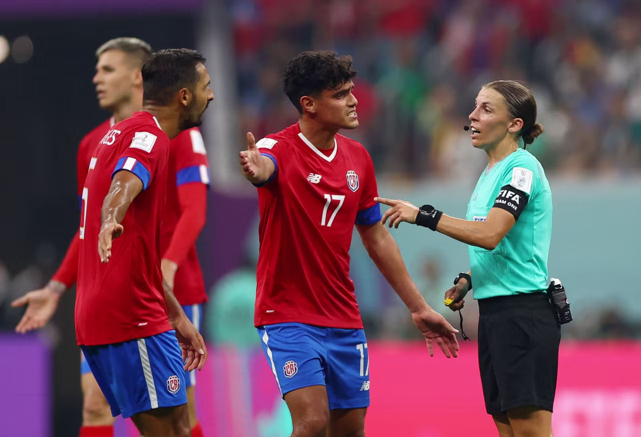 Costa Rica's Yeltsin Tejeda argues with Frappart.