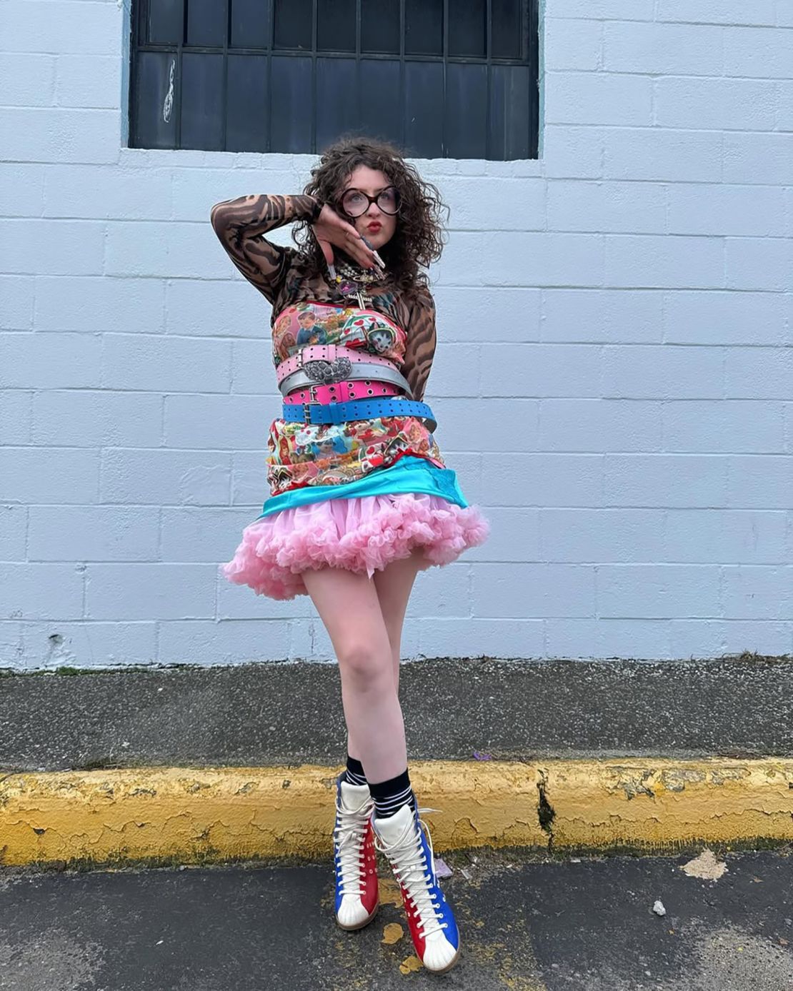 Jaclyn plaatst video's van het bouwen van maximalistische outfits op TikTok onder de naam @llolfashiondump.