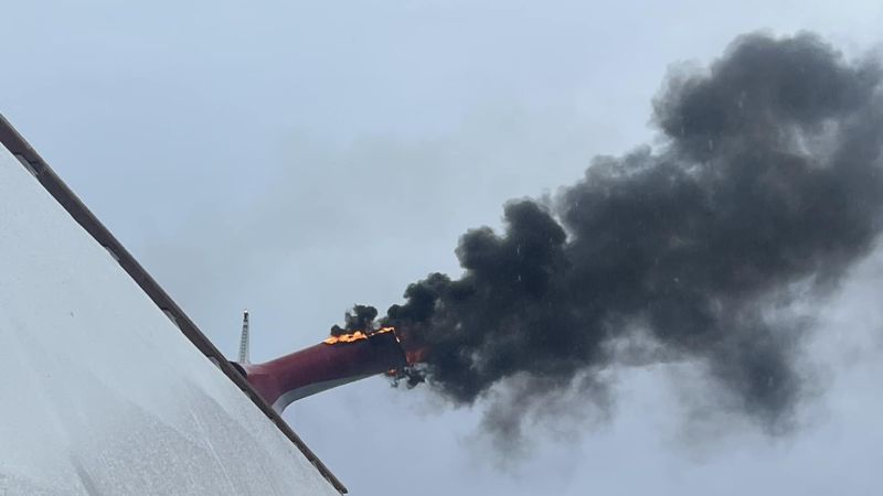 Пожар на круизния кораб Carnival Freedom бе потушен, след като свидетели съобщиха за възможен удар от мълния