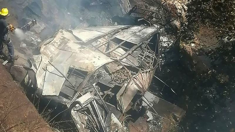Um ônibus que transportava fiéis da Páscoa cai de um penhasco, matando 45 pessoas na África do Sul