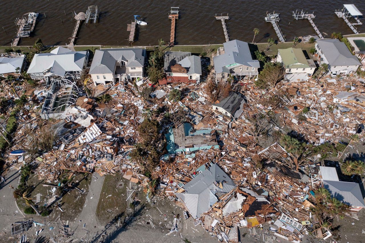 Как выглядит город после урагана милтона Hurricane Ian barrels into South Carolina after slamming Florida CNN