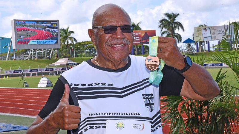 Премиерът на Фиджи Ситивени Рабука, 75, печели бронзов медал на първенството по лека атлетика на Океания