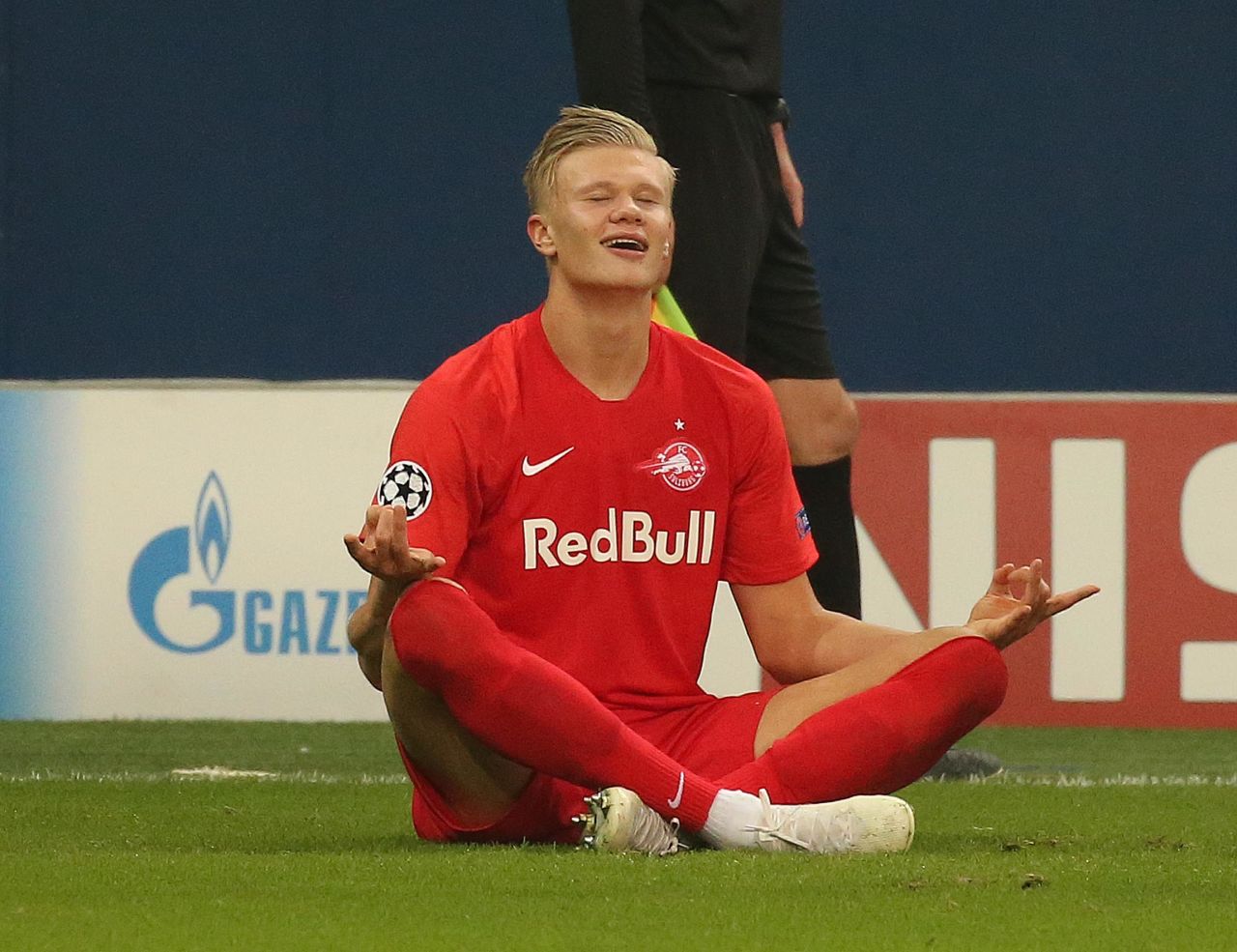 Salzburg's Norwegian forward Erling Braut H?land celebrates after scoring his first goal against Napoli.