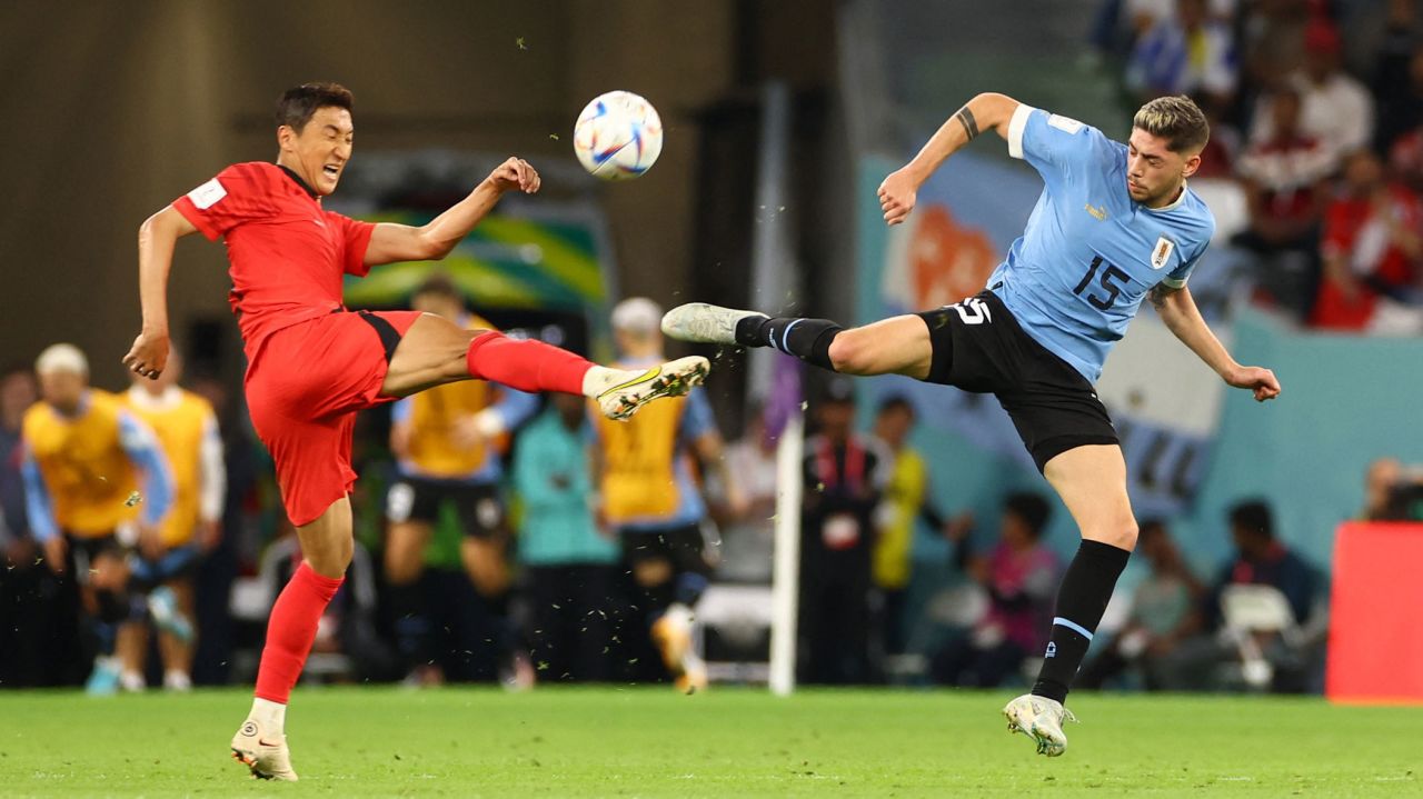 South Korea's Jung Woo-young competes for a ball with Uruguay's Federico Valverde on Thursday.