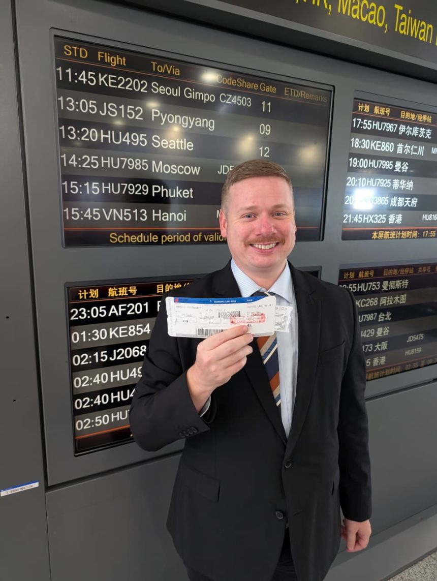 Мартелл в міжнародному аеропорту Пекіна, очікуючи на посадку на рейс Air Koryo до Пхеньяна