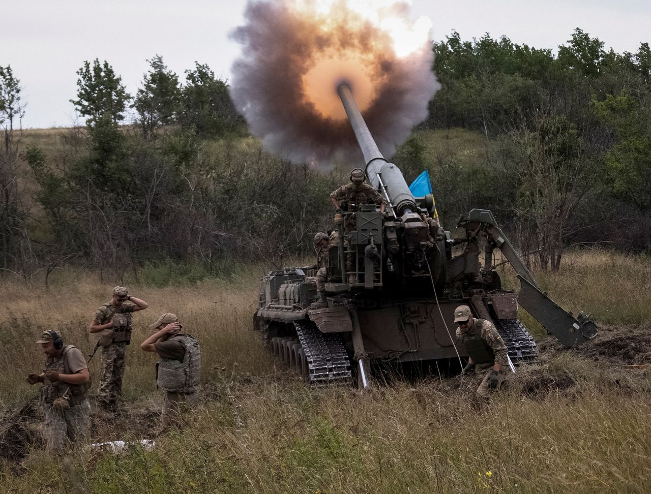Ukrainian servicemen fire at a position in the?Donetsk?region on August 26. 