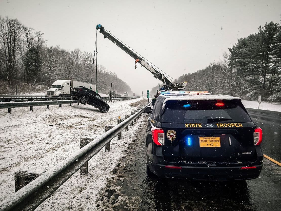 Una escena de un accidente en Maryland el lunes en medio de una tormenta invernal.