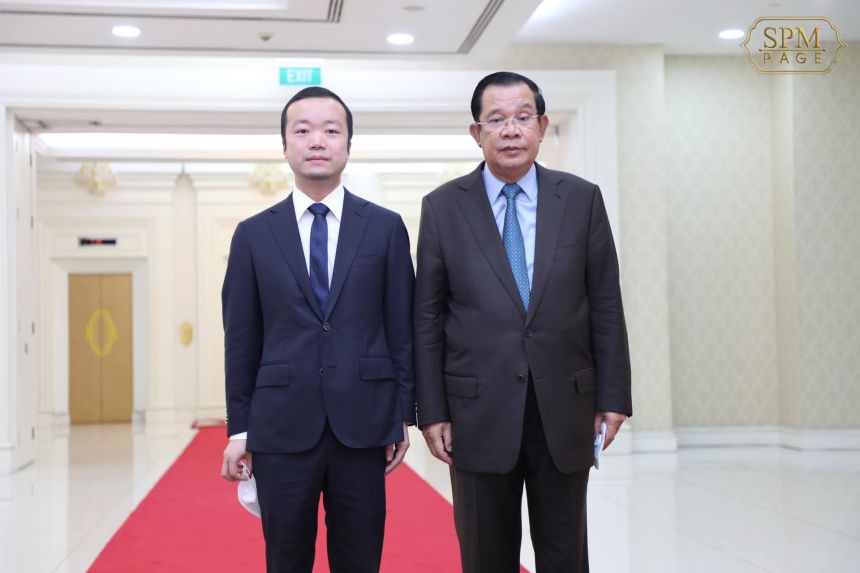 Cambodia's Hun Sen, then the prime minister, meets a delegation of investors including Prince Group chairman Chen Zhi at the Peace Palace in Phnom Penh, Cambodia on April 25, 2022.